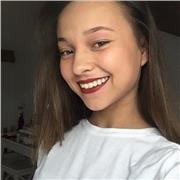 Étudiante en communication, je suis issue d’un bac littéraire ainsi que d’une hypokhâgne. Réelle volonté d’aider